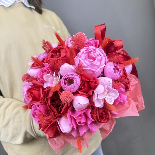 Композиция из мыльных цветов и сухоцветов «Сочность красок»