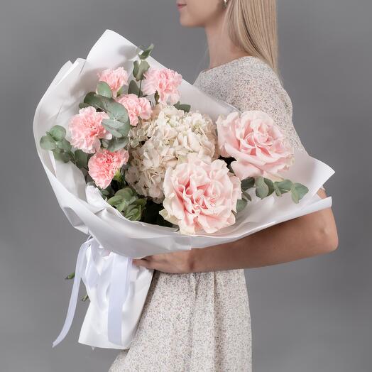 Букет из французских роз, гортензии и эвкалипта