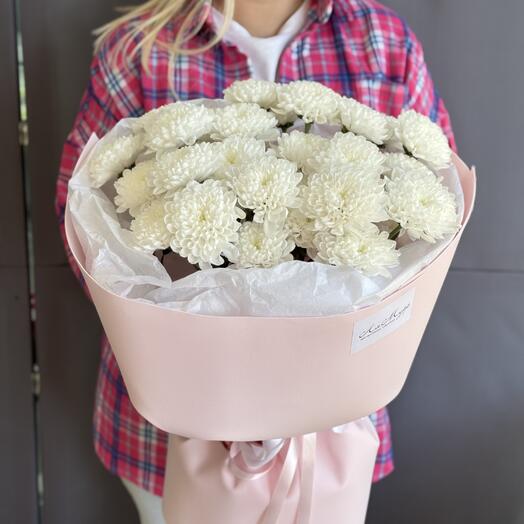 Стойкий букет белоснежных хризантем