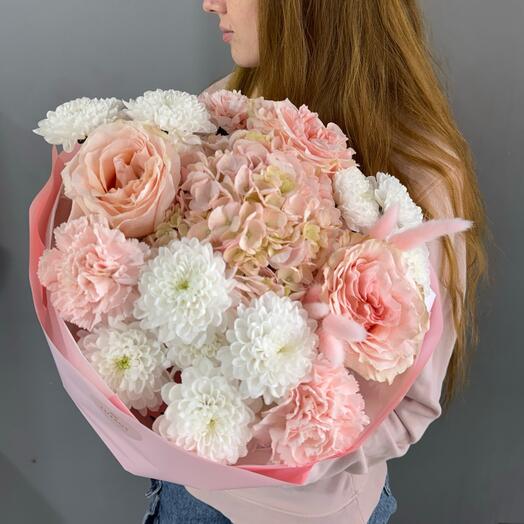 Воздушный букет с пионовидной розой, гортензией, хризантемой и диантусом