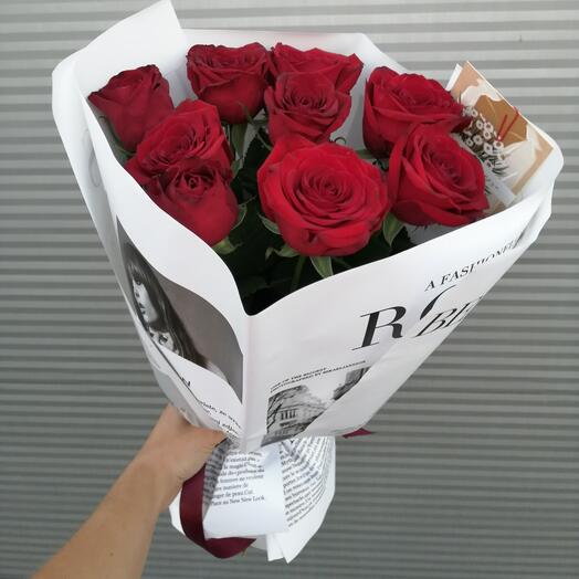 9 красных роз в упаковке
