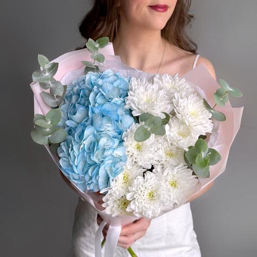 Дуобукет из голубой гортензии и хризантемы