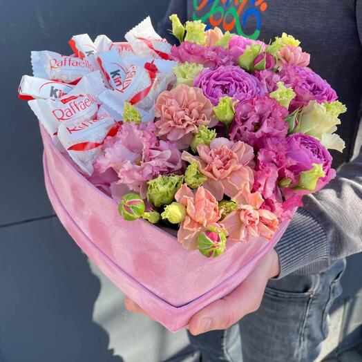 Цветы в коробке сердце с конфетами 💞