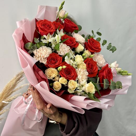 Яркий букет с красными розами