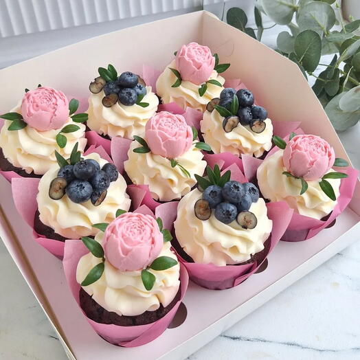 Капкейки с пионами и голубикой