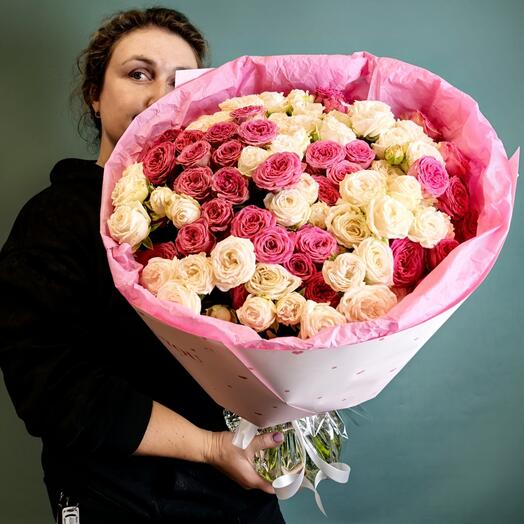 Кустовые розы 21 шт в оформлении