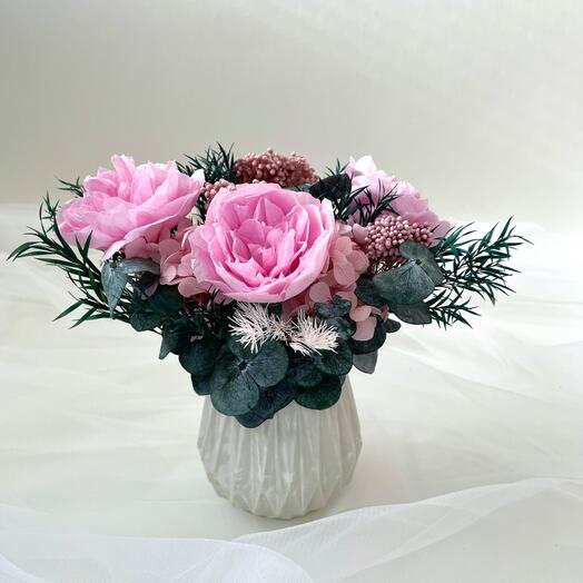 Простоит 1 год! Композиция из живых стабилизированных роз и зелени в кашпо