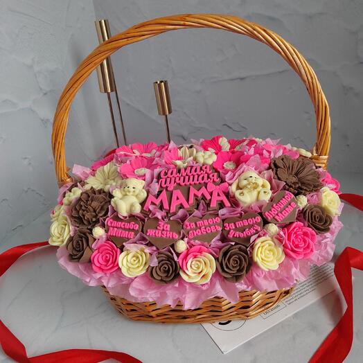 Подарочная корзинка для мамы. Подарок маме. Шоколад