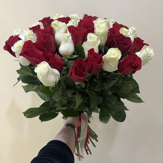 Букет из 51 красно белых роз