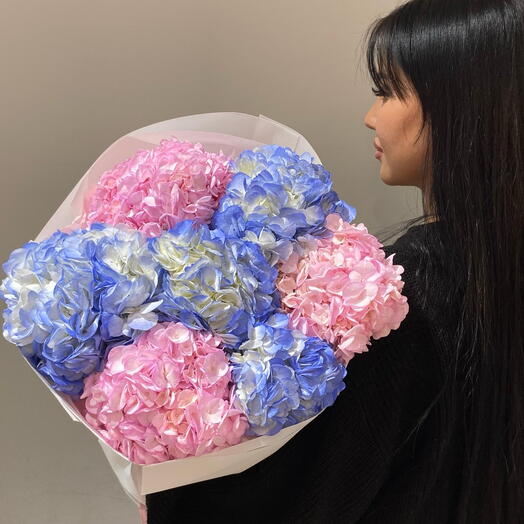 Воздушный букет из гортензий