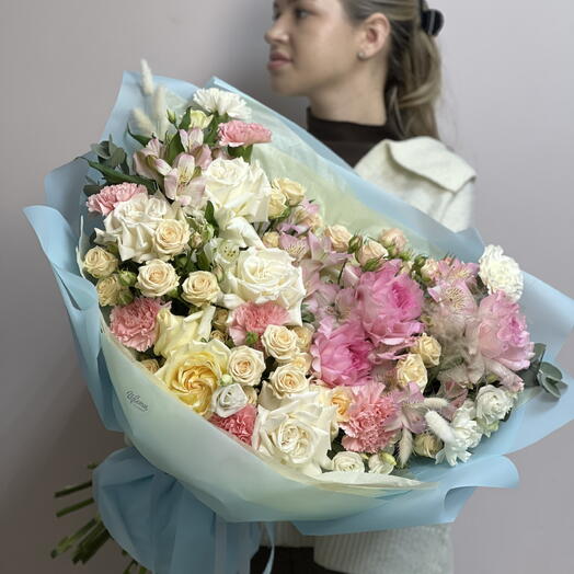 Букет из кустовых, ажурных и пионовидных роз, альстромерий и эустомы