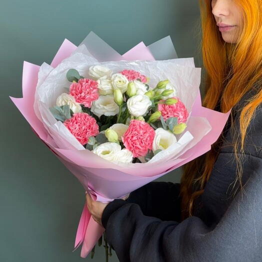 Букет из эустомы и диантусов с эвкалиптом