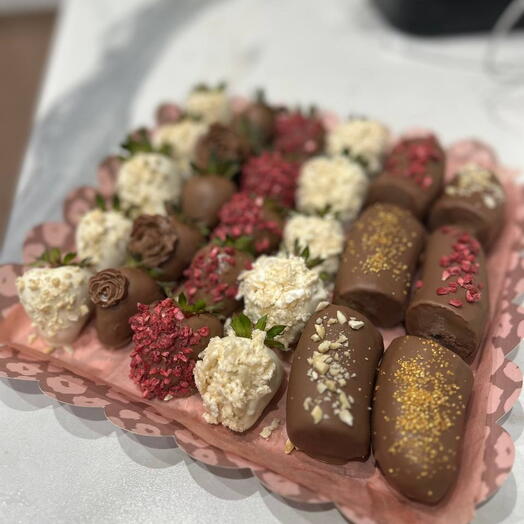 Клубника и бананы в шоколаде