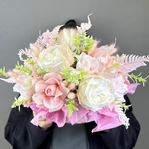 Нежно розовая композиция из мыльных цветов в коробке 12