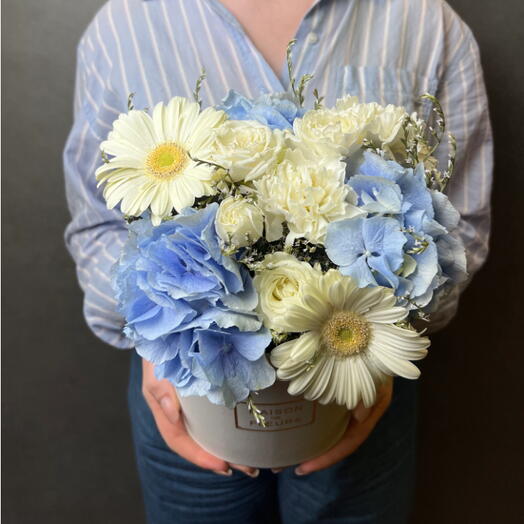 White MAXI box, beautiful flowers, blue hydrangea, white gerbera and bush rose