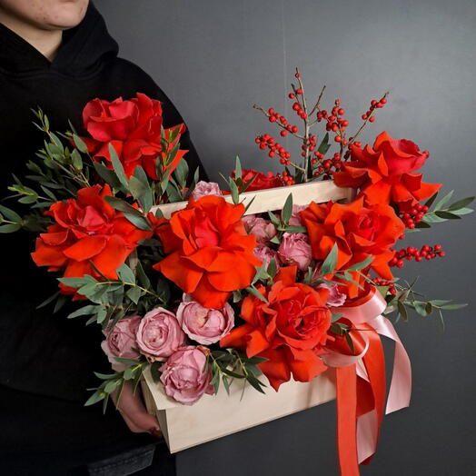 Роскошный винтажный ящик с французскими и пионовидными розами и илексом маме