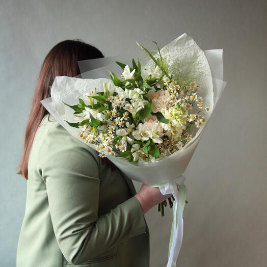 Полевой букет с альстромериями, ромашками, веточками паникума, маттиолой и диантусами