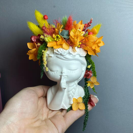 Яркая осенняя композиция «мечтательная девочка» из сухоцветов и стабилизированных цветов