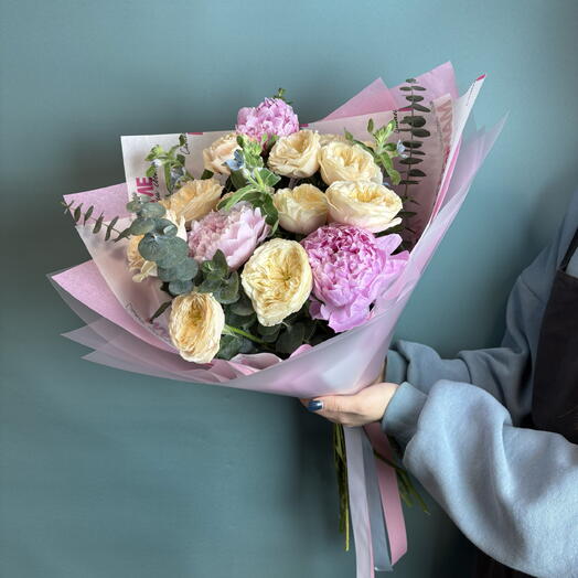 Нежный букет с пионами и кустовой розой