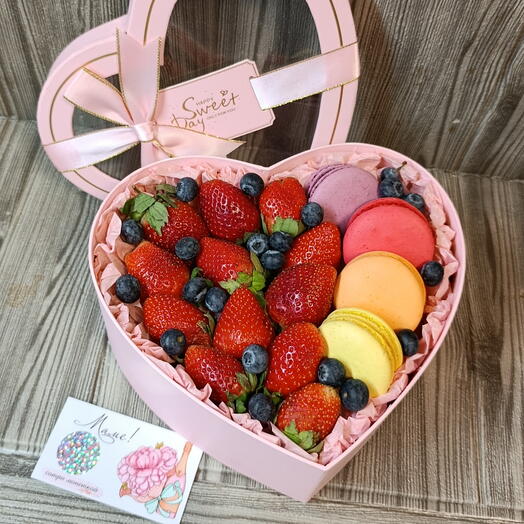 Сердце (M) с клубникой и макарунс