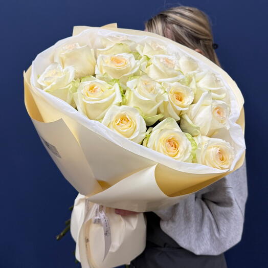Bouquet of peony-shaped roses of the Candlight variety
