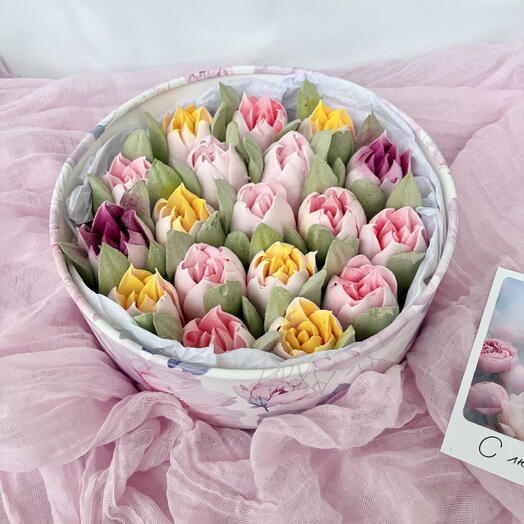 Тюльпаны из зефира в круглой коробке