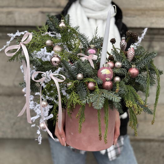 Прекрасная новогодняя композиция в розовых тонах с ёлочными игрушками и свечой