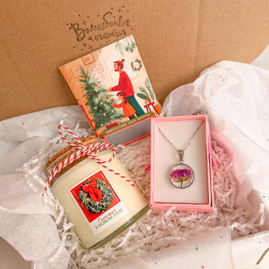 Подарочный набор с большой свечой и кулоном с розой