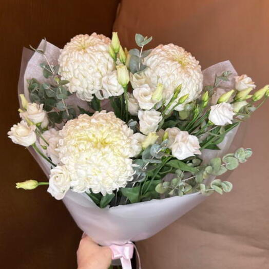 Белый букет с хризантемами и лизиантусом эустома