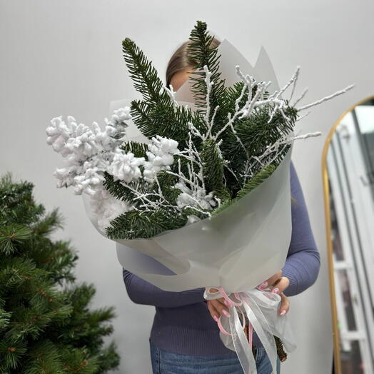 Новогодний букет с заснеженными ветками