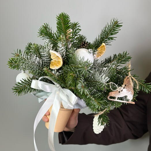 Композиция с нобилисом,корицей и елочными игрушками