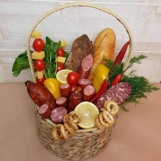 Корзина с колбасами и овощами