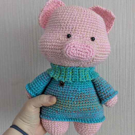 Вязанная игрушка "Свин в свитере"