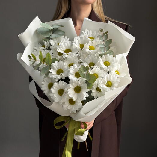 Monobucket made of chrysanthemum and eucalyptus
