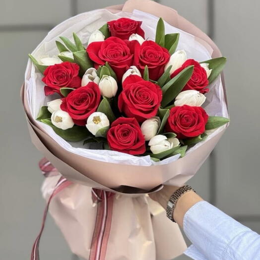 Czerwona Roża w połączeniu z białym tulipanem