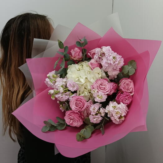 Букет яркий гортензия, роза кустовая, маттиола, эвкалипт 05