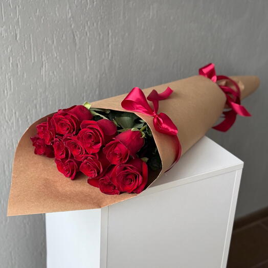 Букет 11 красных Эквадорских роз в Крафт бумаге с атласным бантом🌹