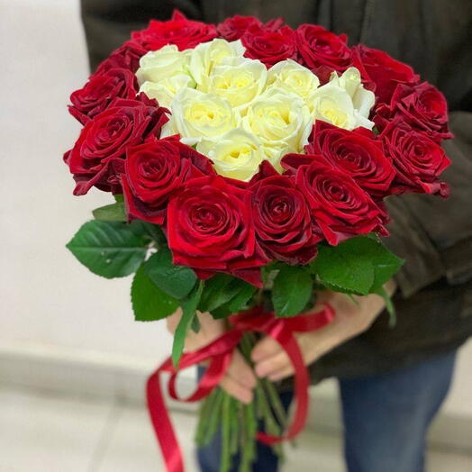 Букет из белых и красных роз