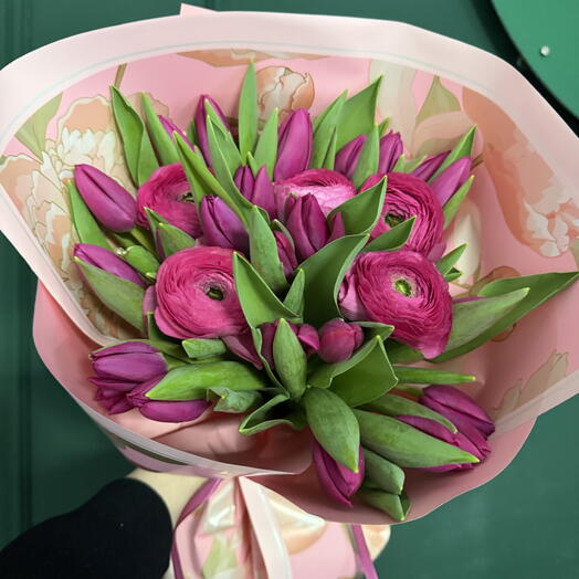 Ranunkeln mit Tulpen