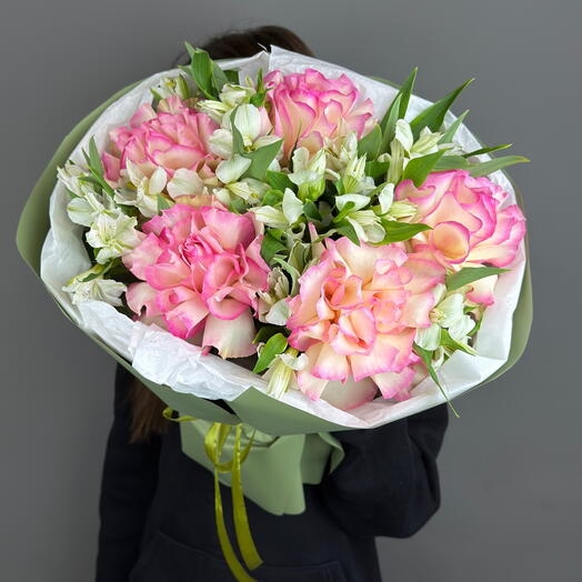 Ramo con rosa francesa y alstroemeria en paquete ligero