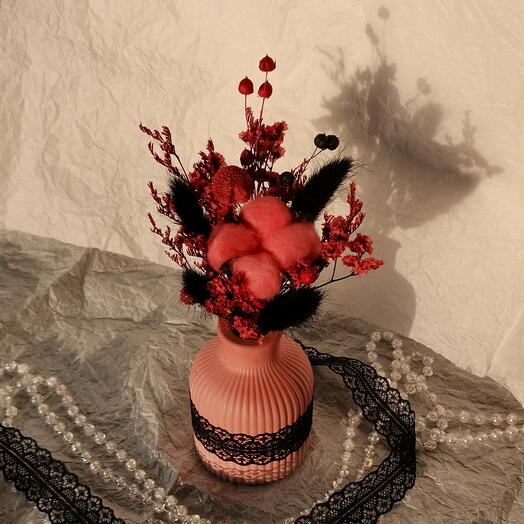 Красная ваза с сухоцветами
