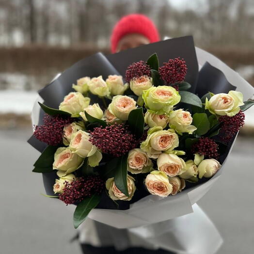 Букет из кустовых роз со скиммией