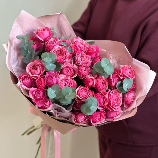 Ramo de rosas peonías y eucalipto