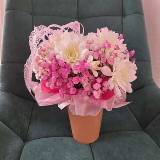 Хризантема и гипсофила в стаканчике