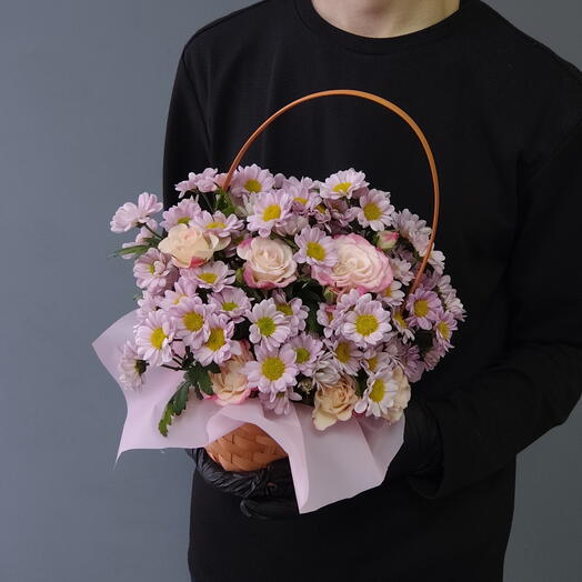 Композиция из розовых ромашек (хризантем Сантини Росси Пинк) и кустовой розы Рефлекс в корзинке