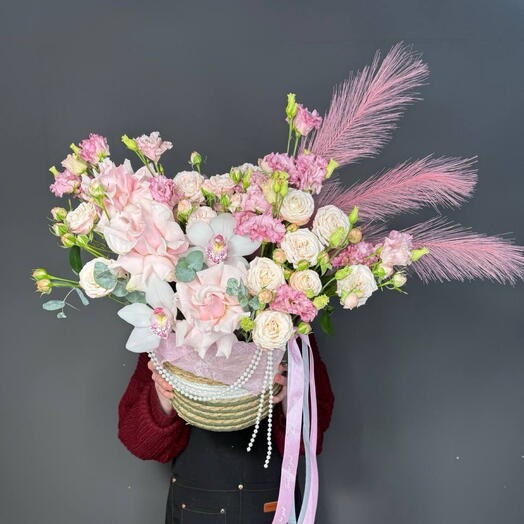 Шикарная корзина с орхидеей, французскими розами, эустомой и пампасной травой