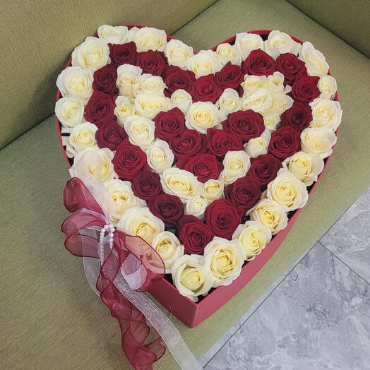 Розы в коробке Люблю 💘