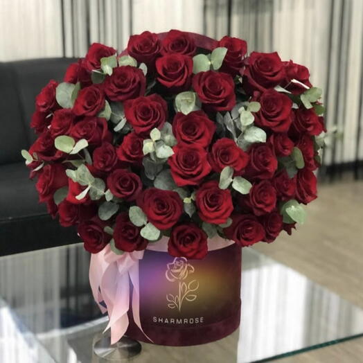 Алые розы в каробке