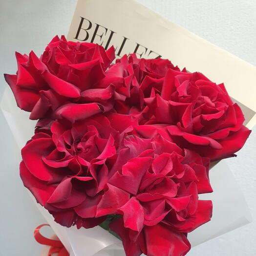 Букет из французских  красных роз к 8 марта