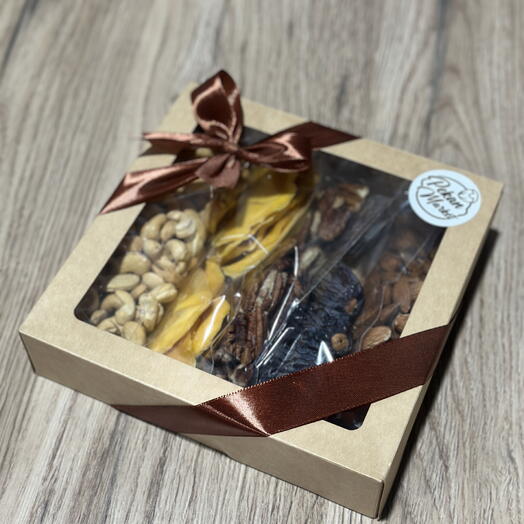 Набор с манго, финиками и орехами